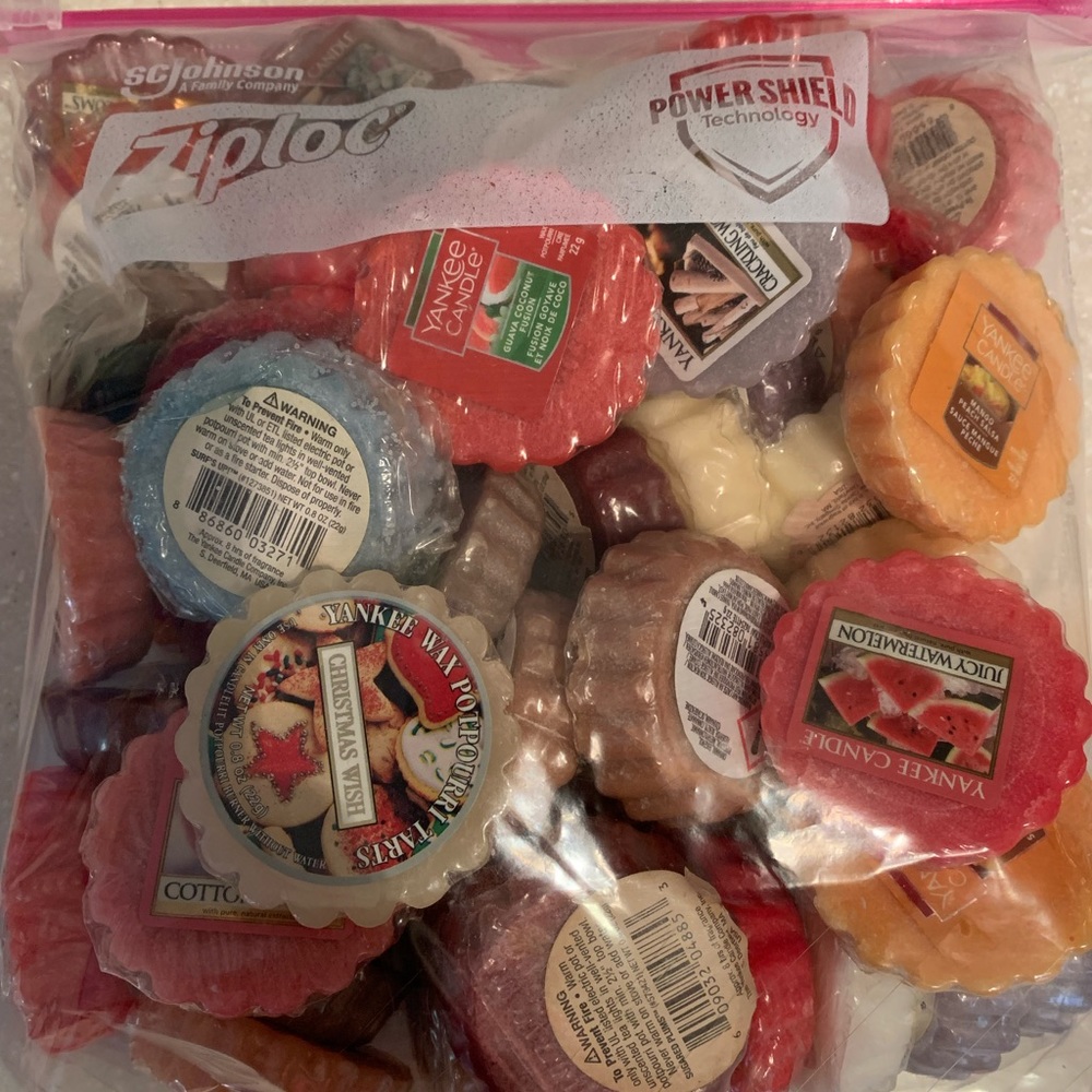 Assorted bag of 50 wax melts. Variety of scents for all seasons.